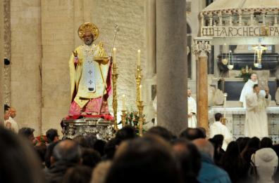 Bari, la festa San Nicola «regala» un bell’abito da sposa