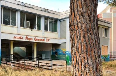 Trani, la scuola «Papa Giovanni XXIII» nel mirino degli abusivi