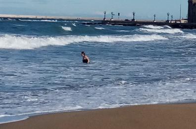 Bari, estate infinita: dopo il maltempo c'è chi sceglie un tuffo in mare