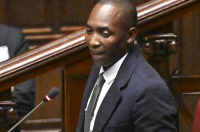 Indagata la suocera di Soumahoro. Da mesi accertamenti su coop della famiglia del deputato