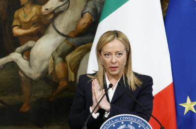 Dalla Puglia per acclamarla, la premier Meloni alla piccola ammiratrice: «Studia che diventi come me»