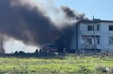 Bari, incendio sul lungomare di Torre Quetta, le fiamme raggiungono una palazzina