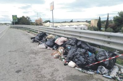 Bisceglie, rifiuti lungo la «16 bis»: l’Anas annuncia interventi