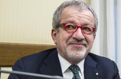 Roberto Maroni, funerali di Stato a Varese: applausi per Giorgia Meloni