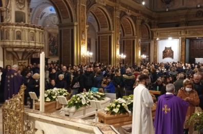 San Severo, i funerali dei 3 operai morti sulla Statale 16: chiesa gremita