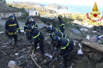 Frana a Ischia, l'ottava vittima è un 15enne. Tra i morti un neonato e due bimbi. Si cercano 4 dispersi