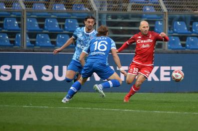 Como-Bari, tifosi si scontrano dopo la partita: botte e bastonate anche con le bandiere