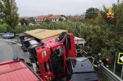 Tir schiaccia ambulanza: autista indagato per omicidio stradale, tra i morti un brindisino 