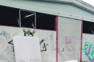 A Barletta l'ex mattatoio di via Andria trasformato in discarica abusiva