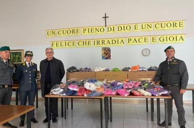Lecce, donate alla parrocchia le scarpe sequestrate dalla Guardia di Finanza