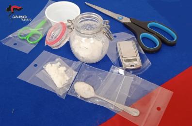 Taranto, finisce ai domiciliari una donna a passeggio con la cocaina