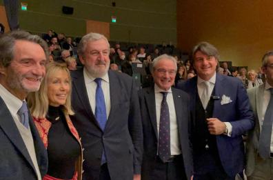 Emiliano a Milano al Premio Ambasciatore Terre di Puglia: «Grazie a tutti i pugliesi che vivono qui»