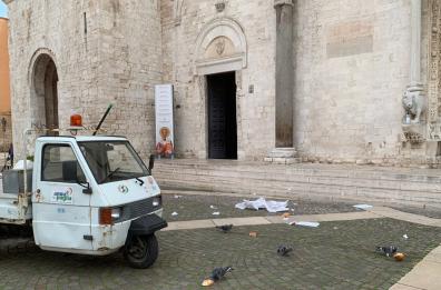 Bari, botti, schiamazzi e rifiuti all’ombra della Basilica di San Nicola 