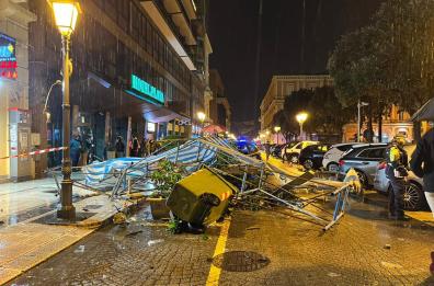 Maltempo a Taranto, crolla impalcatura in via D'Aquino: nessun ferito