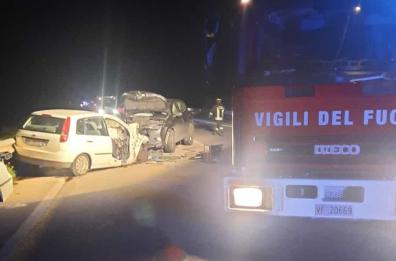 Foggia, scontro frontale tra due auto: marito e moglie muoiono sulla SS693, anche due feriti