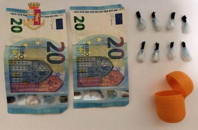 Taurisano, spaccio di droga sull'uscio di casa: un 45enne ai domiciliari