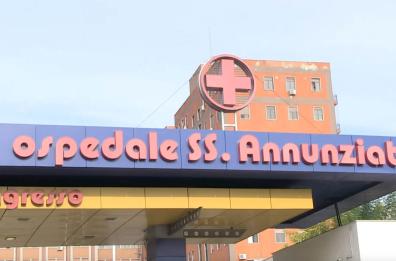 Taranto, aggressione in ospedale: medico colpito dai parenti di una donna deceduta 