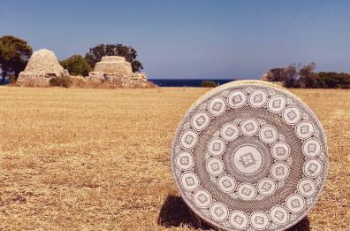 «Firmamento» e «Il Grande Sole»: i centrini e le balle di paglia in Valle d'Itria candidate nell'Olimpo del design