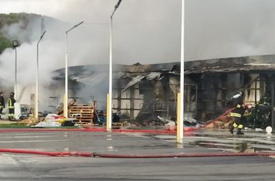 Taranto, a fuoco il capannone di casalinghi «Cina Green», completamente avvolto dalle fiamme