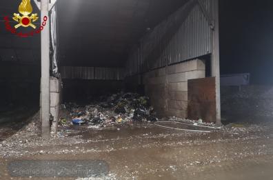 Ferrandina, brucia materiale plastico nel capannone di una ditta: vigili del fuoco al lavoro