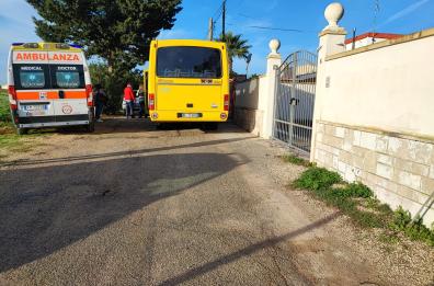 Brindisi, scuolabus investe 86enne durante retromarcia: la donna muore poco dopo in ambulanza