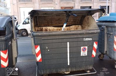 Bari, «parcheggio creativo» per un monopattino a noleggio, nel bidone della spazzatura