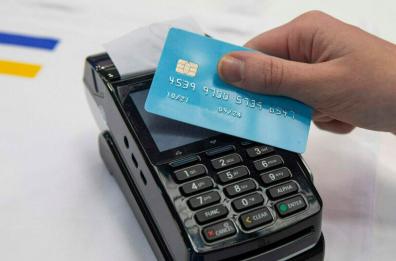 Pos, limite (alto) dei contanti ed ennesima sanatoria: gli evasori fiscali ringraziano