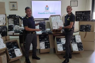 Salento, GdF sequestra 11mila paia di calze Nike e Fila false: 4 fabbriche sospese, lavoratori in nero col Reddito