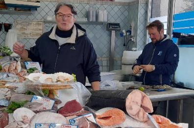 Natale a Bari, c’erano una volta gli spaghetti all’anguilla: «Vendiamo meno pesce»