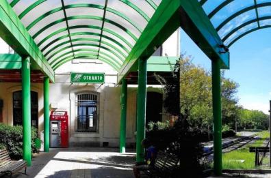 Otranto, senza biglietto sul treno sferra testata a un agente e lo ferisce: arrestato 22enne
