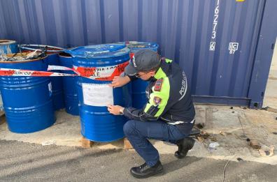 Fusti con colla esausta nel Barese: scoperta azienda che li smaltiva illecitamente