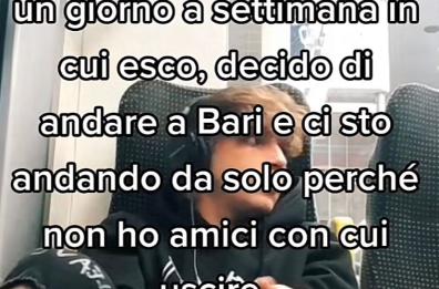 «Vado a Bari da solo, non ho amici con cui uscire»: il video va virale e riceve una valanga di inviti