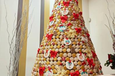 Castellana Grotte, 1500 macarons per un inedito albero di Natale 