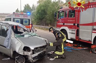 Lecce, scontro tra due auto in tangenziale: una 22enne in ospedale con un trauma cranico