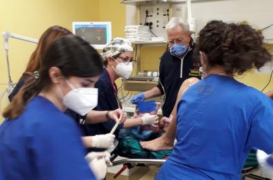 Lecce, il bebè ha fretta di nascere e saluta il mondo al pronto soccorso
