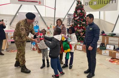 Bari, dall'Esercito doni di Natale ai bambini sbarcati dalla Humanity 1