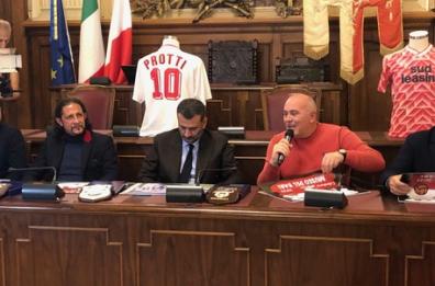 Il sindaco Decaro presenta il «Calendario del museo del Bari calcio 2023»