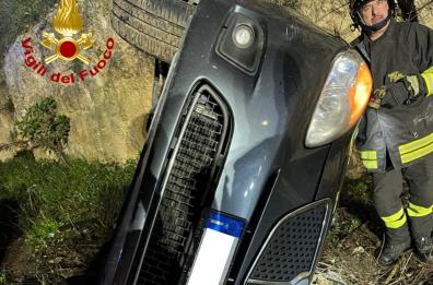 Lecce, paura in tangenziale: un'auto si ribalta allo svincolo per Brindisi
