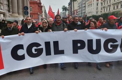 Bari, Cgil in protesta contro la manovra: Landini guida il corteo, traffico in tilt