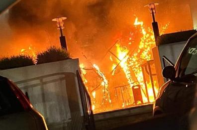 Paura a Bari, a fuoco il McDonald’s in zona Mungivacca: bruciano gli addobbi natalizi