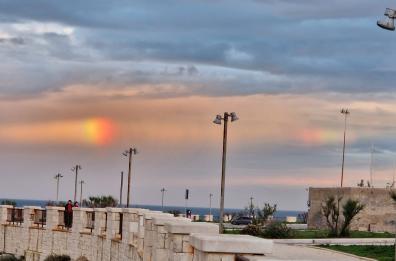 Polignano, due soli multicolore nel cielo: si fondono tra le nuvole