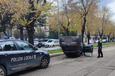 Foggia, auto si ribalta su se stessa: due feriti in ospedale