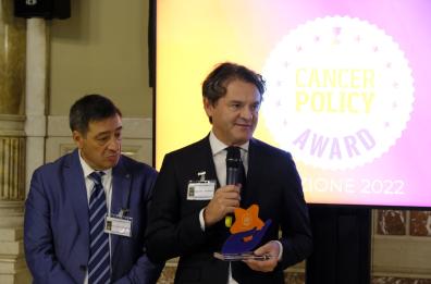 Amati vince il premio «Cancer policy award 2022» per le leggi pugliesi sull’uso della genetica in oncologia