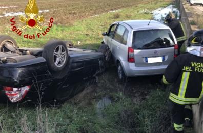 Due auto fuori strada sulla Casarano-Taviano, una si ribalta: conducenti lievemente feriti