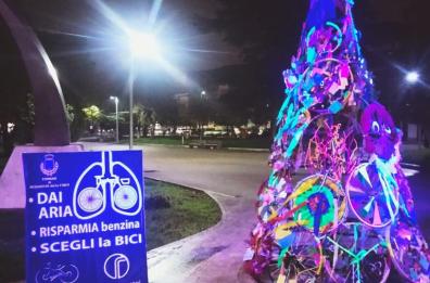 Ad Acquaviva delle Fonti l'albero di Natale è...  ciclista