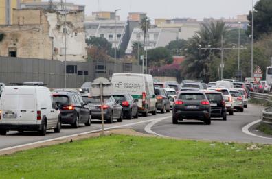 Bari, ingorghi su via Amendola: «Modificare il semaforo»
