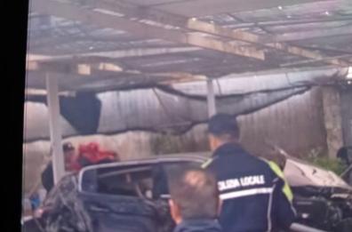 Ruvo, perde il controllo del Suv e sfonda un vivaio: grave un 28enne 