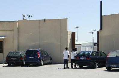 Brindisi, incendio in Centro di permanenza per rimpatrio, muore un migrante. Anpi: «Chiudere strutture lager»