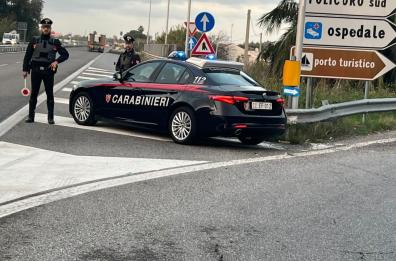 Ruba denaro e attrezzature dagli uffici comunali, un arresto nel Materano
