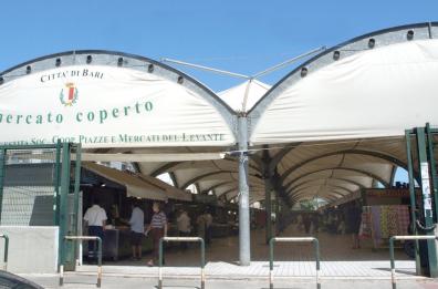 Bari, colpo al mercato di corso Mazzini: i ladri svaligiano 7 salumerie, bottino da 25mila euro